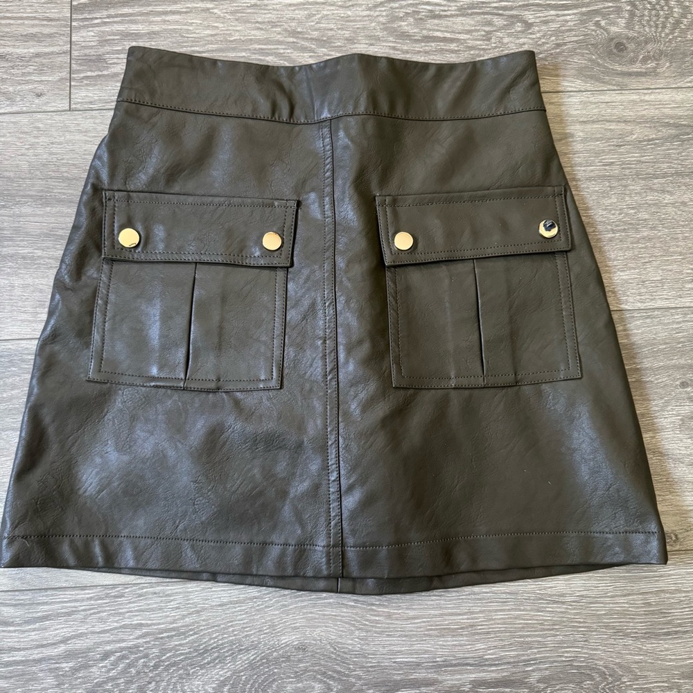 NWOT Truth by Republic Woman’s Faux Leather Miniskirt in Moss Green Size 2